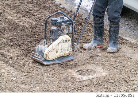 道路工事　プレートコンパクター　転圧作業 113056855