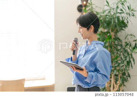 マイクを持って話す女性 113057048