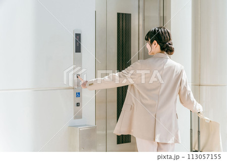 エレベーターに乗る女性・ビジネスウーマン（商業施設・駅・ビル・出張） 113057155
