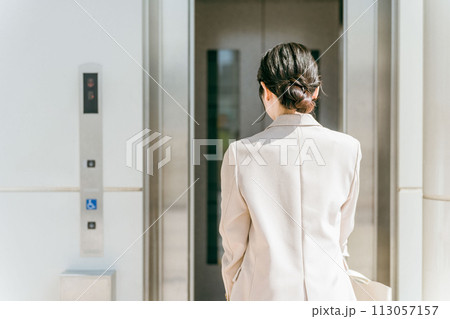 エレベーターに乗る女性・ビジネスウーマン(商業施設・駅・ビル・出張) エレベーターに乗る女性・ビジネスウーマン(商業施設・駅・ビル・出張) 113057157