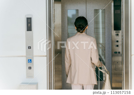 エレベーターに乗る女性・ビジネスウーマン（商業施設・駅・ビル・出張） 113057158