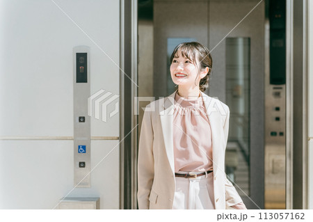エレベーターに乗る女性・ビジネスウーマン（商業施設・駅・ビル・出張） 113057162