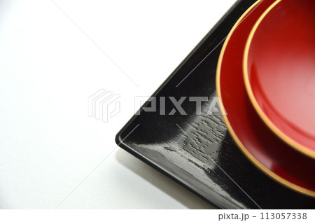 赤漆器の盃・お祝いイメージ・正月イメージ・黒膳にのった盃 赤漆器の盃・お祝いイメージ・正月イメージ・黒膳にのった盃 113057338