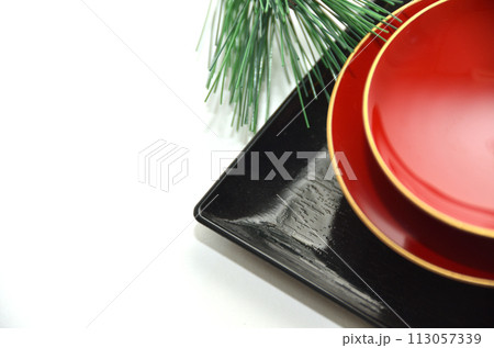 赤漆器の盃・お祝いイメージ・正月イメージ・黒膳にのった盃 赤漆器の盃・お祝いイメージ・正月イメージ・黒膳にのった盃 113057339