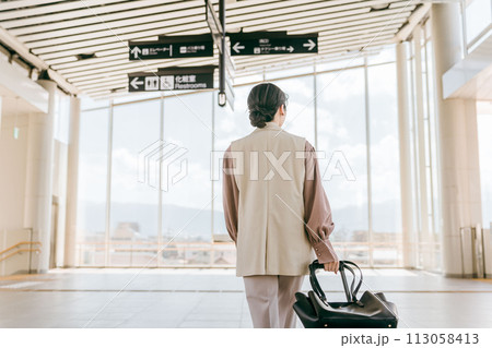 空港・駅・ビル・公共交通施設でスーツケースを持って歩くビジネスウーマン(海外出張・徒歩) 空港・駅・ビル・公共交通施設でスーツケースを持って歩くビジネスウーマン(海外出張・徒歩) 113058413
