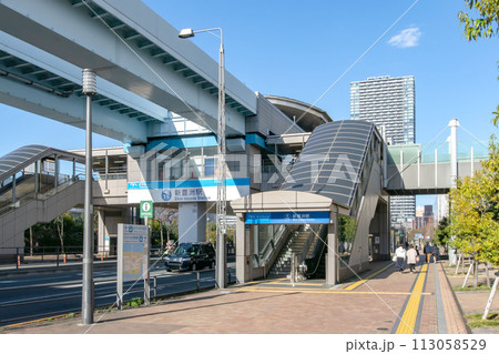 東京都江東区豊洲六丁目のゆりかもめ、新豊洲駅 113058529