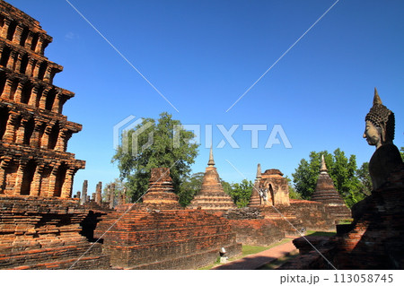タイ北部の古都スコータイ 世界文化遺産のスコータイ歴史公園 ワットマハタート寺院遺跡の仏塔や仏像 タイ北部の古都スコータイ 世界文化遺産のスコータイ歴史公園 ワットマハタート寺院遺跡の仏塔や仏像 113058745