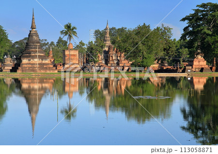 タイ北部の古都スコータイ 世界文化遺産のスコータイ歴史公園内のワットマハタート遺跡と池の水鏡 タイ北部の古都スコータイ 世界文化遺産のスコータイ歴史公園内のワットマハタート遺跡と池の水鏡 113058871