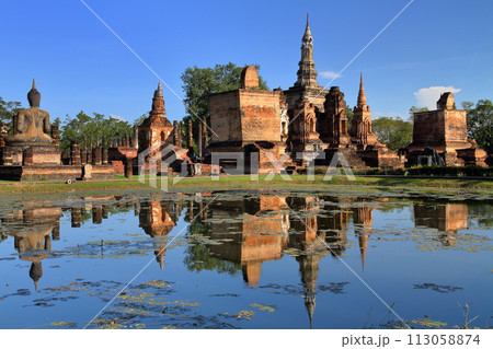 タイ北部の古都スコータイ 世界文化遺産のスコータイ歴史公園内のワットマハタート遺跡と池の水鏡 タイ北部の古都スコータイ 世界文化遺産のスコータイ歴史公園内のワットマハタート遺跡と池の水鏡 113058874
