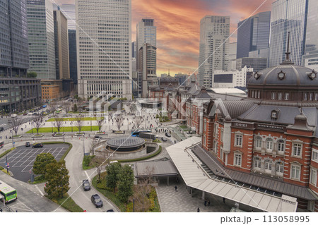 東京駅と街並み 113058995