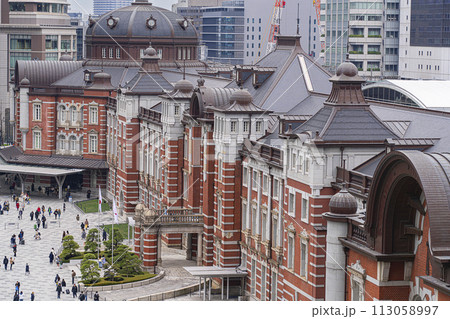 東京駅と街並み 113058997