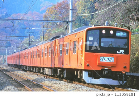 中央本線を走る東京行き特快列車 113059181