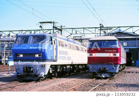 新鶴見機関区で並ぶEF200形とEF500形電気機関車 113059232