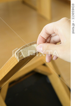 椅子の脚によるキズ防止（ビフォーアフター） 113059410