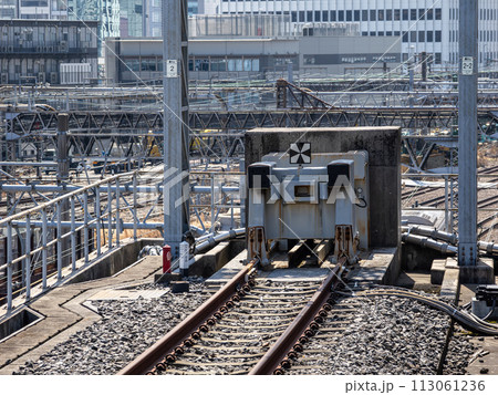 鉄道線路の終端に設置された車止め　JR東京駅2番線（中央本線） 113061236