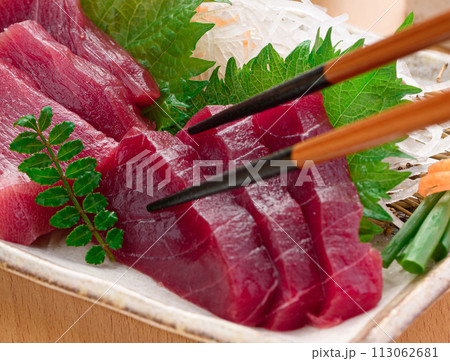 南紀勝浦港 本鮪 マグロの刺身(生)赤身 南紀勝浦港 本鮪 マグロの刺身(生)赤身 113062681