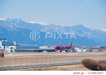 【信州スカイパーク】離陸するジェット機【松本空港】 【信州スカイパーク】離陸するジェット機【松本空港】 113062937