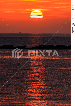 海に沈む夕日 113063298