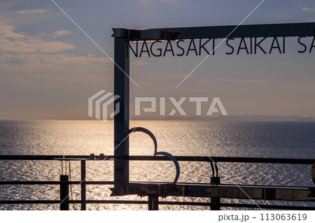 キラキラ光る夕日がハートのオブジェを照らし輝く海 キラキラ光る夕日がハートのオブジェを照らし輝く海 113063619