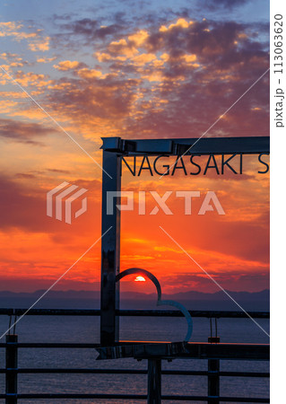 ハートのオブジェの中に沈む夕日 113063620