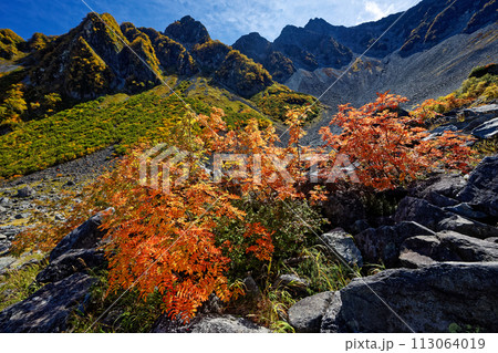 北アルプス・涸沢カールの紅葉と前穂高岳北尾根 113064019