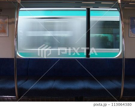 空いているJR成田線の車内風景 113064380