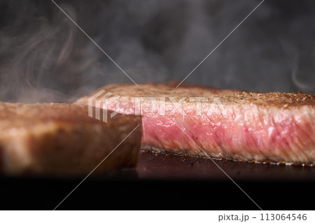 牛もも肉のステーキを鉄板で焼く 牛もも肉のステーキを鉄板で焼く 113064546