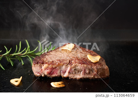 牛もも肉のステーキを鉄板で焼く 牛もも肉のステーキを鉄板で焼く 113064659