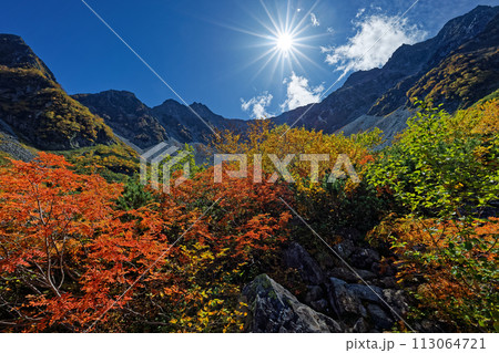 紅葉の涸沢カールから見る穂高岳稜線 113064721