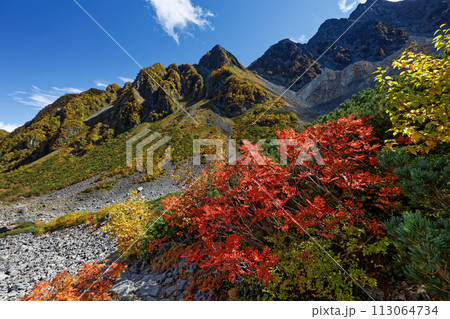 北アルプス・涸沢カールの紅葉と前穂高岳北尾根 北アルプス・涸沢カールの紅葉と前穂高岳北尾根 113064734