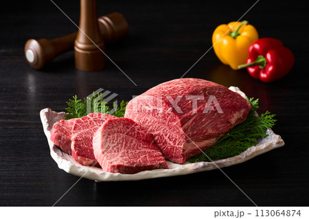 国産黒毛和牛、モモ肉（シンシン） 113064874