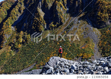 北アルプス・涸沢カールの紅葉と登山者 113065058