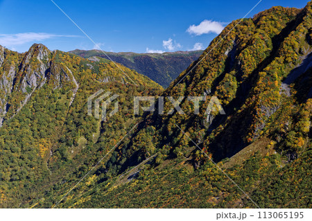 北アルプス・涸沢カールから見る屛風ノ頭と蝶ヶ岳 113065195