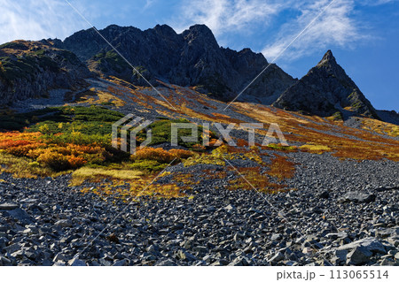 北アルプス・涸沢カールの紅葉と涸沢岳 113065514