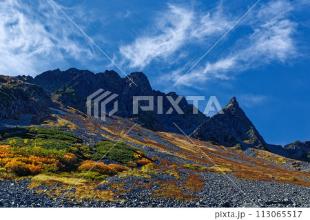 北アルプス・涸沢カールの紅葉と涸沢岳 113065517