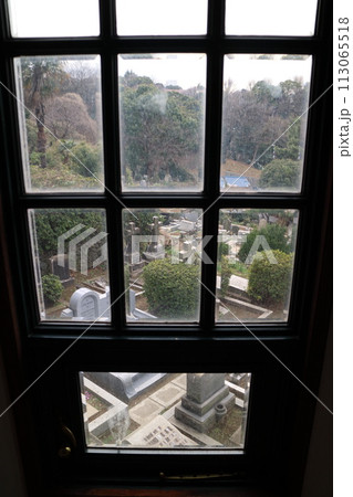 外国人墓地を望む窓 113065518