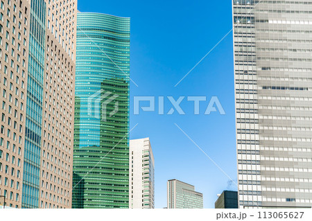 高層ビルを見上げるオフィス街の風景 113065627