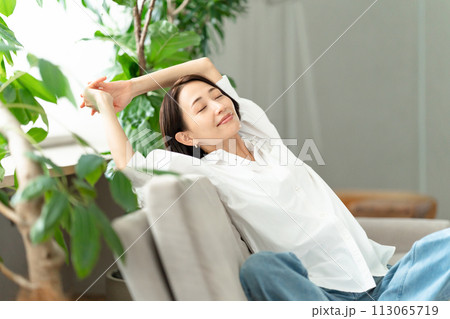 伸びをする女性 伸びをする女性 113065719