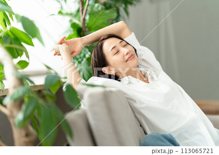 伸びをする女性 伸びをする女性 113065721