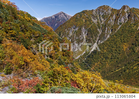秋の涸沢カールから見る常念岳と屛風ノ頭 113065804