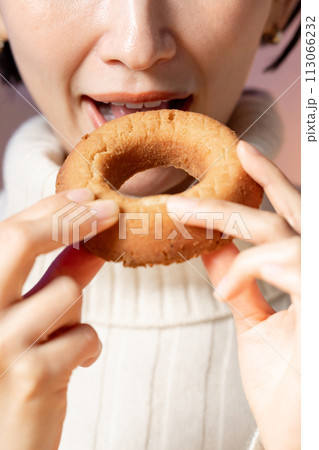 ドーナツを食べる女性 113066232