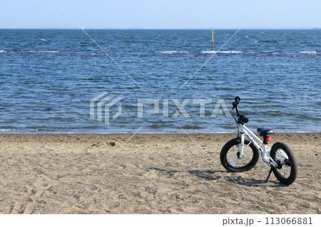 海辺に置かれた子供のバイク　砂浜の自転車 113066881