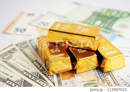 Gold bars with US dollar and Euro banknote money, finance trading investment business currency concept. 113067023