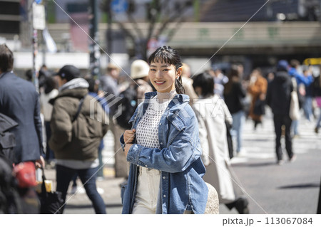 カメラ目線で笑顔の若い女性　 113067084