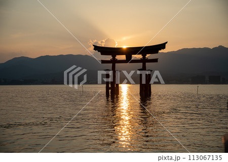 厳島神社で夏至近くの日没 113067135