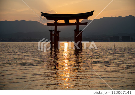 厳島神社で夏至近くの日没 厳島神社で夏至近くの日没 113067141