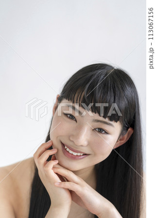 カメラ目線で笑顔の若い女性　ビューティーイメージ　ポートレート 113067156