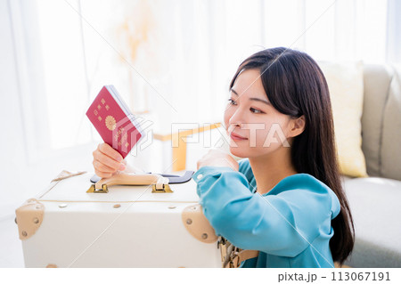 旅行の準備をする若い女性 旅行の準備をする若い女性 113067191