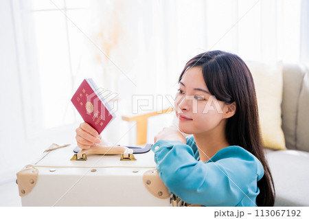 旅行の準備をする若い女性 旅行の準備をする若い女性 113067192