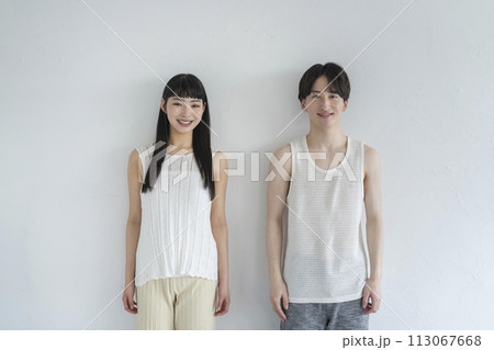 カメラ目線で笑顔の若い男女 113067668